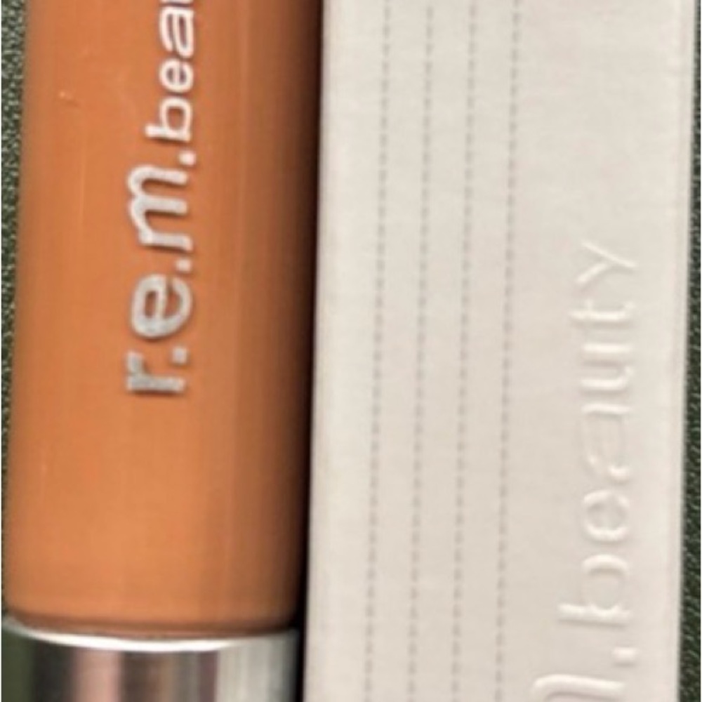 r.e.m. beauty Lip Gloss in Tan